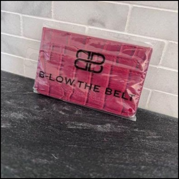 B-low the belt card holder - Picture 2 of 4